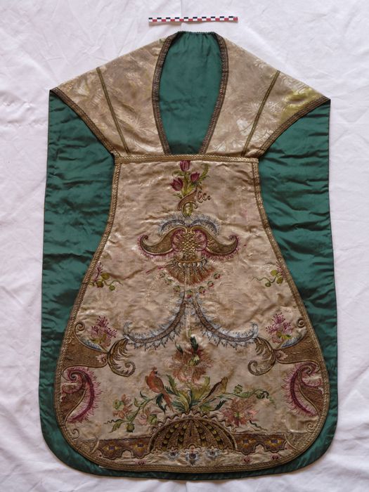 Chasuble : vue générale de l'avers - © conservation régionale des Monuments historiques Bourgogne-Franche-Comté