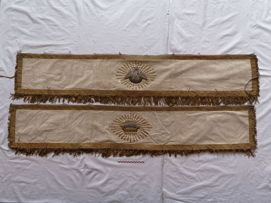 Garniture de dais de procession : vue des grands côtés