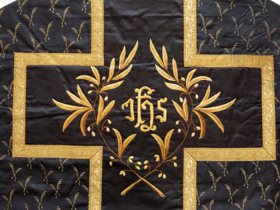 Chasuble : revers, vue de détail - © conservation régionale des Monuments historiques Bourgogne-Franche-Comté