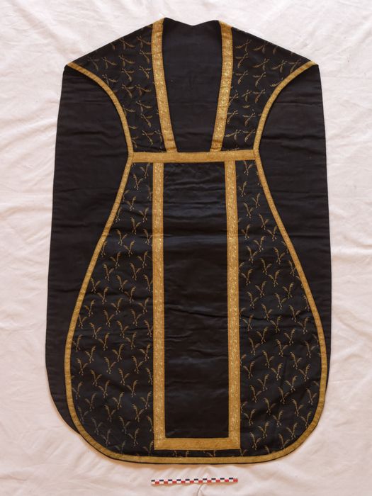Chasuble : vue de l'avers - © conservation régionale des Monuments historiques Bourgogne-Franche-Comté