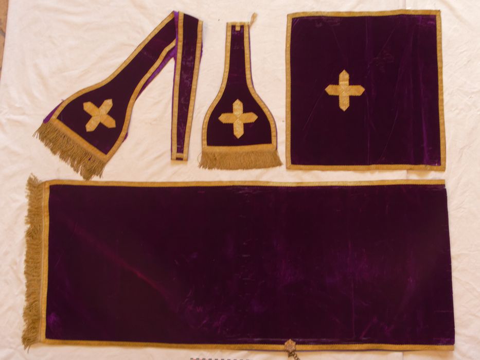 Manipule, étole, voile de calice, voile huméral : vue générale