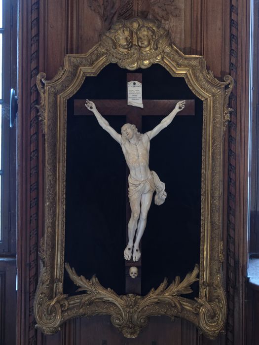 Cadre et Christ en croix : vue générale