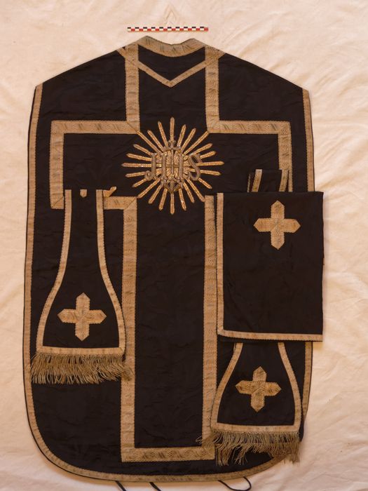 Chasuble, manipule, étole, voile de calice : vue générale