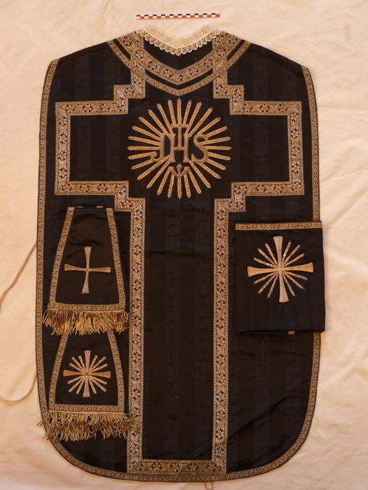 Chasuble, manipule, étole, voile de calice : vue générale