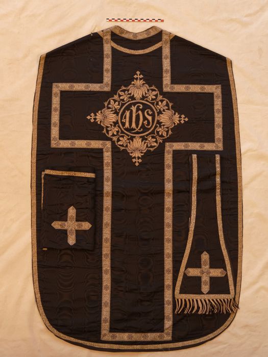 Chasuble, étole, voile de calice : vue générale - © conservation régionale des Monuments historiques Bourgogne-Franche-Comté