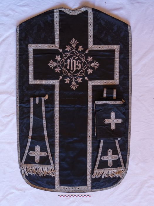 Chasuble, manipule, étole, voile de calice : vue générale