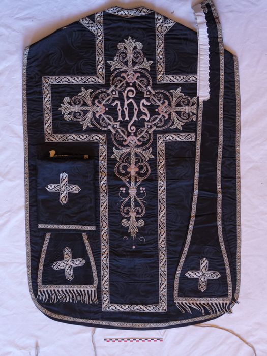 Chasuble, manipule, étole, voile de calice : vue générale