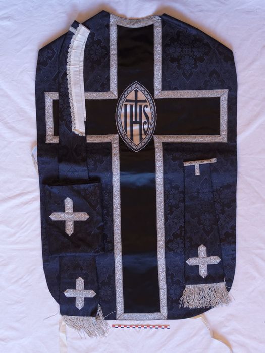 Chasuble, manipule, étole, voile de calice : vue générale - © conservation régionale des Monuments historiques Bourgogne-Franche-Comté