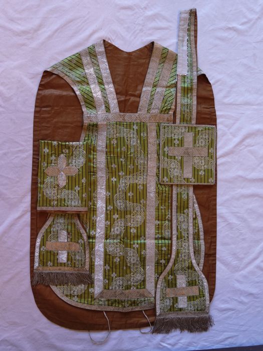 Chasuble, manipule, étole, voile de calice, bourse de corporal : vue générale