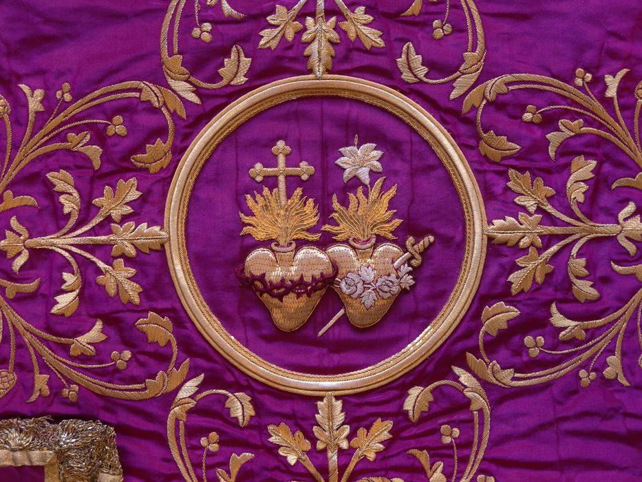 Chasuble violette : vue de détail