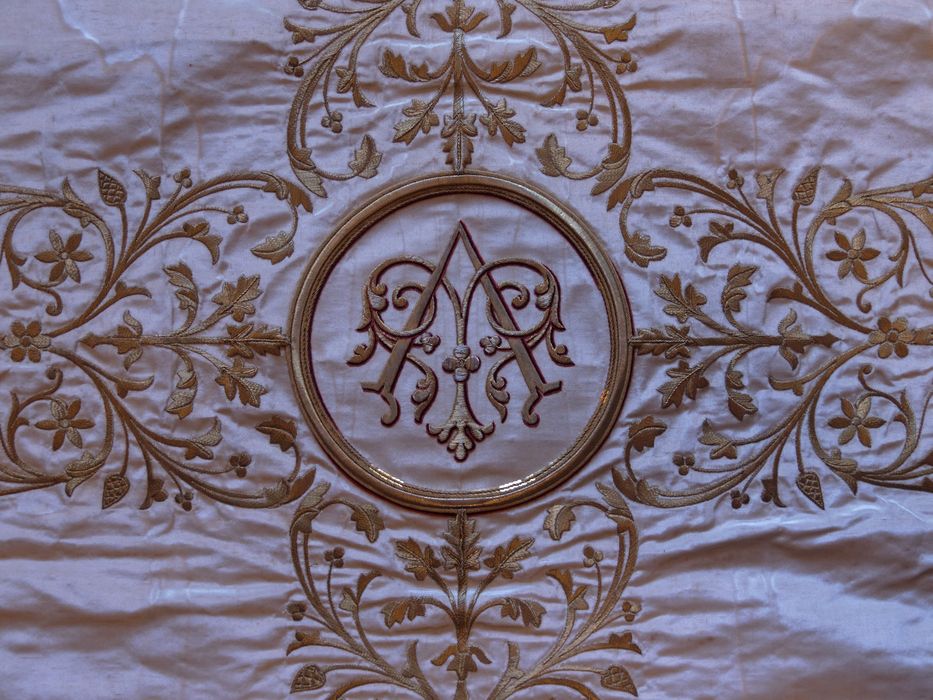 Chasuble blanche : vue de détail