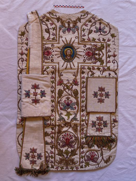 Chasuble, manipule, étole, voile de calice, bourse de corporal : vue générale - © conservation régionale des Monuments historiques Bourgogne-Franche-Comté