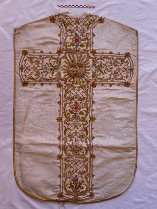 Chasuble : vue du revers - © conservation régionale des Monuments historiques Bourgogne-Franche-Comté