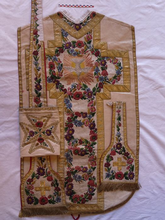Chasuble, étole, manipule, bourse de corporal : vue générale