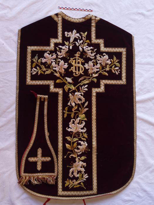 Chasuble, manipule : vue générale