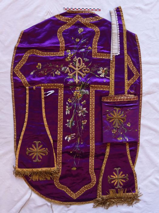 Chasuble, étole, manipule, voile de calice : vue générale