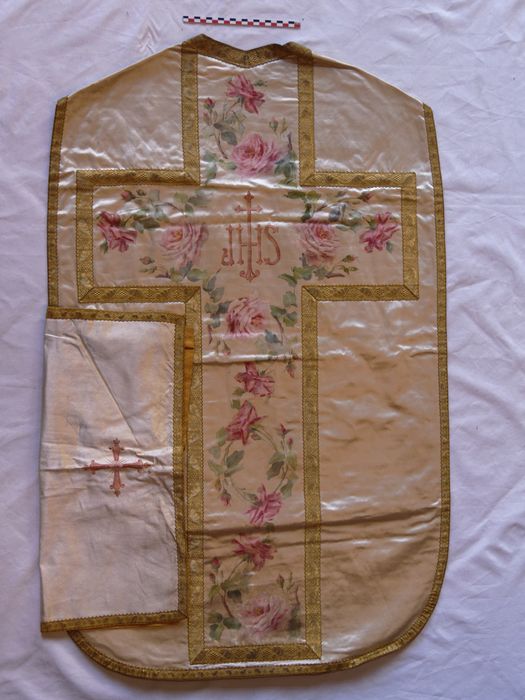 Chasuble, voile de calice : vue générale - © conservation régionale des Monuments historiques Bourgogne-Franche-Comté