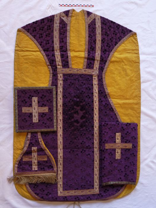 Chasuble, voile de calice, bourse de corporal, manipule : vue générale