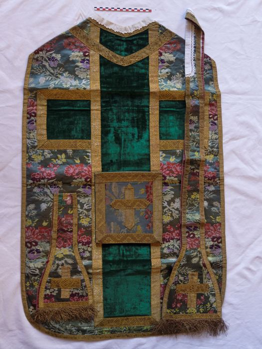 Chasuble, bourse de corporal, étole, manipule : vue générale