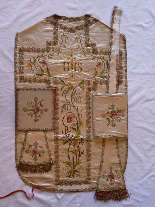 Chasuble, étole, manipule et bourse de corporal : vue générale - © conservation régionale des Monuments historiques Bourgogne-Franche-Comté