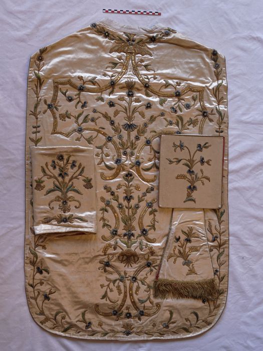 Chasuble, bourse de corporal, étole, manipule, voile de calice : vue générale