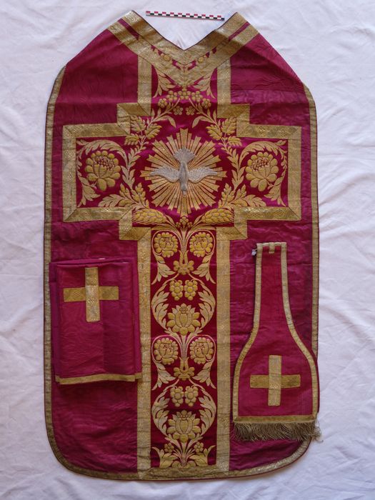 Chasuble, manipule, voile de calice : vue générale