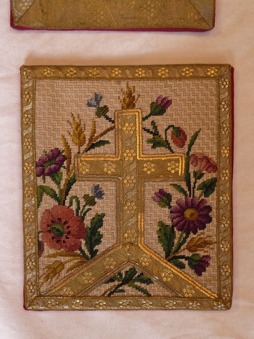 Fig.3 : ensemble de 19 bourses de corporal des 19e et 20e siècle - © conservation régionale des Monuments historiques Bourgogne-Franche-Comté