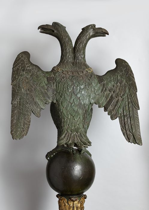 Aigle-lutrin : vue partielle (les aigles, au revers)