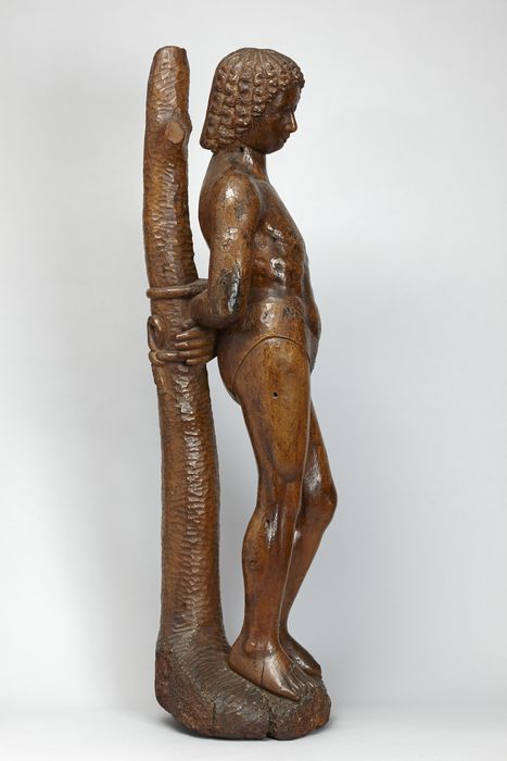 Statue (Saint Sébastien) : vue latérale - © conservation régionale des Monuments historiques Bourgogne-Franche-Comté ; © archevêché de Besançon