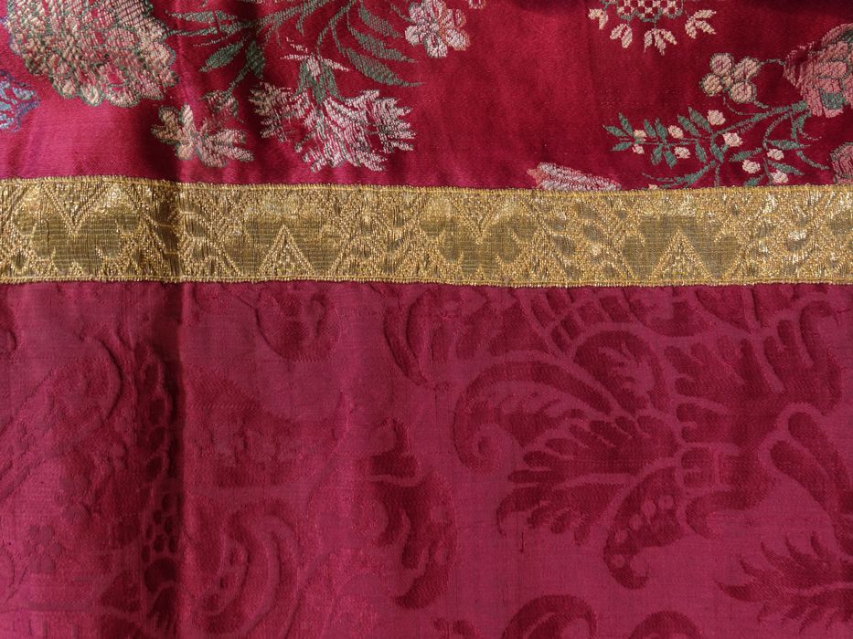 Chasuble (ornement rouge) : vue de détail