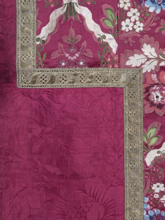 Chasuble (ornement rouge) : vue de détail