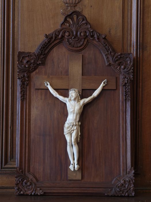 Sculpture, cadre (Christ en croix) : vue générale