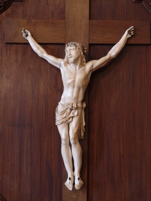 Sculpture, cadre (Christ en croix) : vue rapprochée