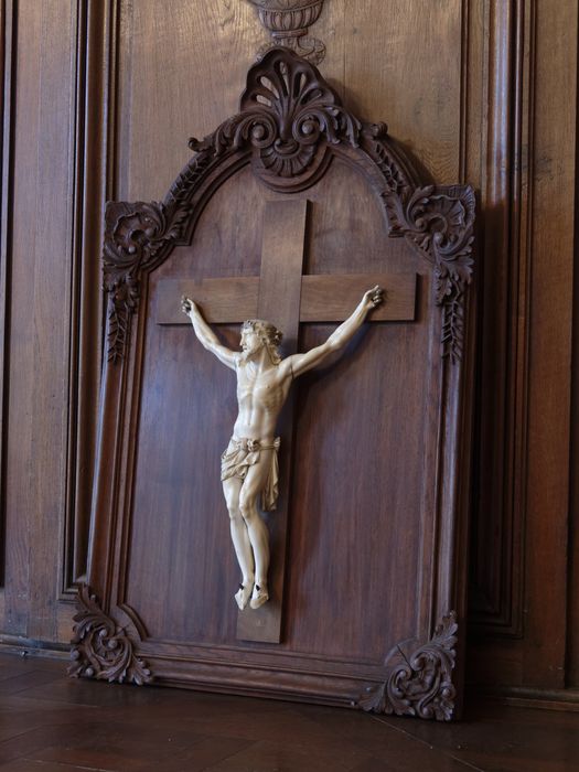 Sculpture, cadre (Christ en croix) : vue latérale