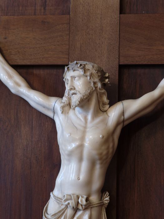 Sculpture, cadre (Christ en croix) : vue de détail