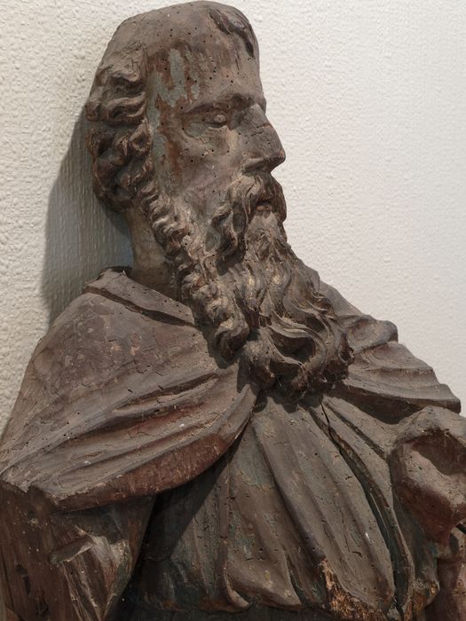 Statue (saint) : vue latérale