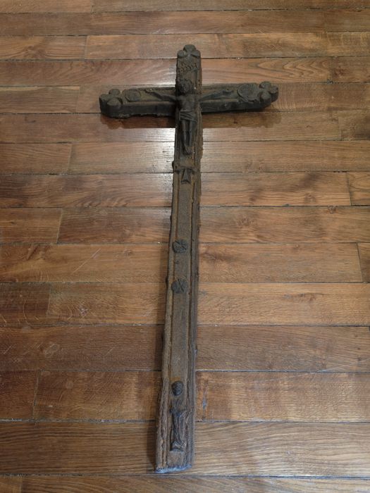 Croix en fonte : vue générale - © conservation régionale des Monuments historiques Bourgogne-Franche-Comté