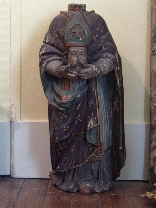 Statue (saint évêque céphalophore) : vue générale - © conservation régionale des Monuments historiques Bourgogne-Franche-Comté