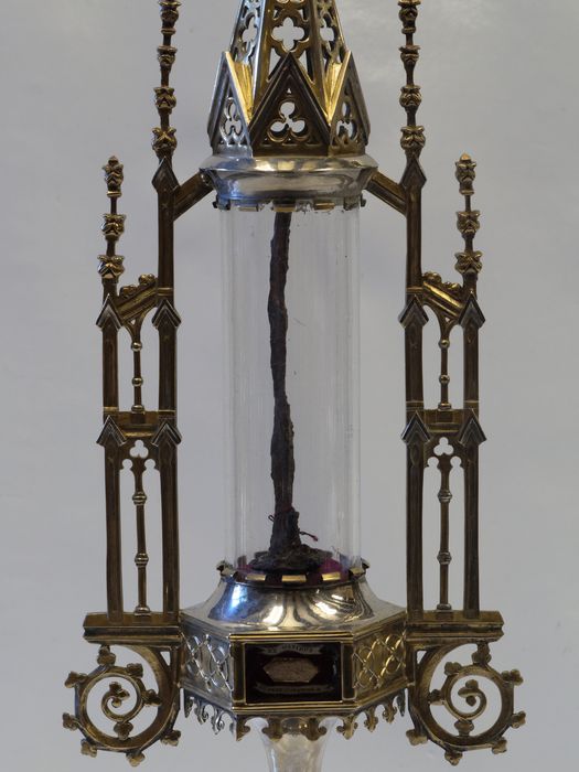 Reliquaire du clou du martyre des saints Ferréol et Ferjeux : la monstrance - © conservation régionale des Monuments historiques Bourgogne-Franche-Comté