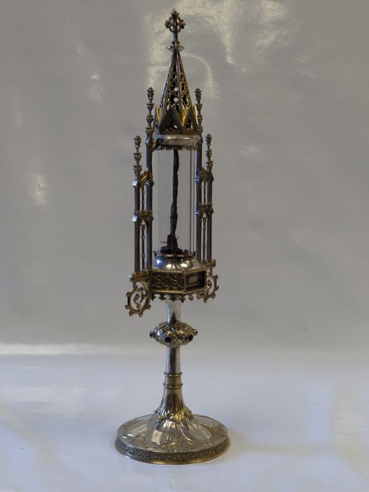 Reliquaire du clou du martyre des saints Ferréol et Ferjeux : vue de profil - © conservation régionale des Monuments historiques Bourgogne-Franche-Comté