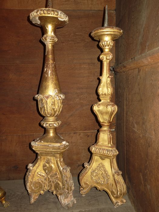 Ensemble de 23 chandeliers en bois doré : chandeliers du placard 1