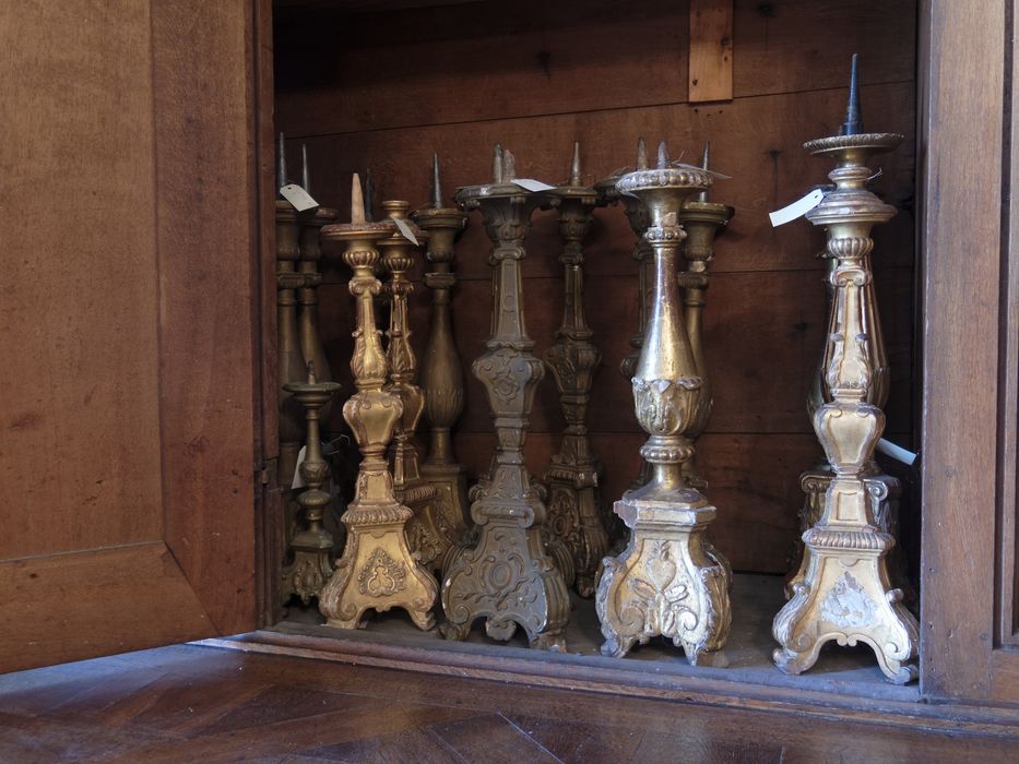 Ensemble de 23 chandeliers en bois doré : vue générale