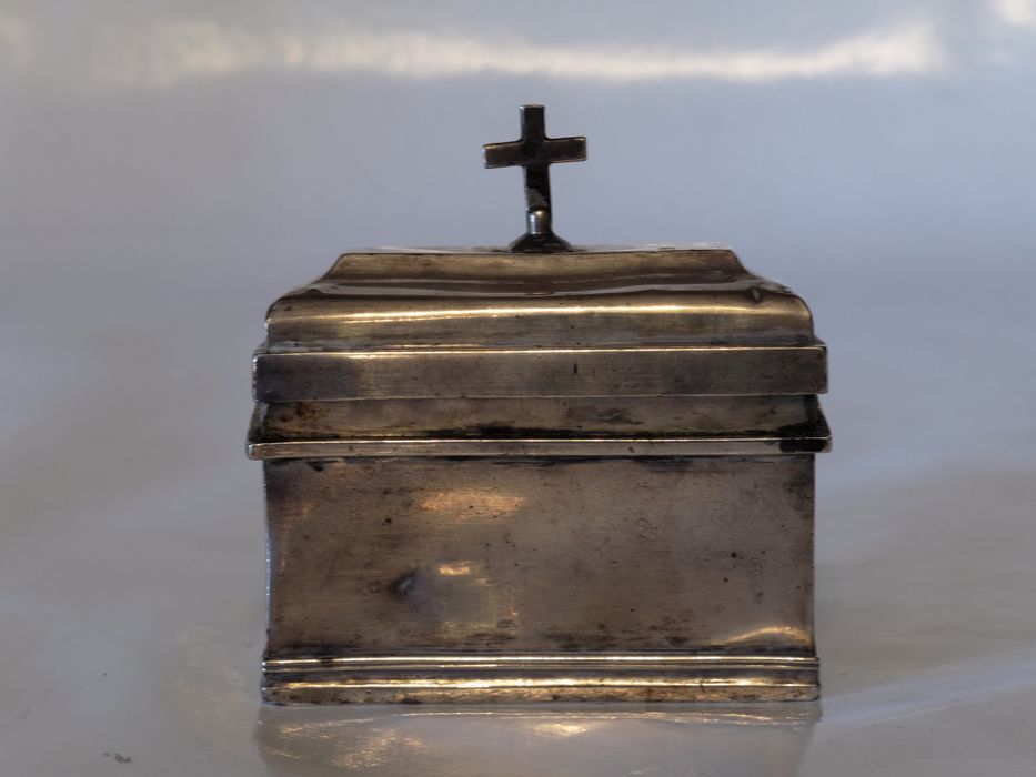 Coffret aux saintes huiles et ampoules aux saintes huiles : vue générale