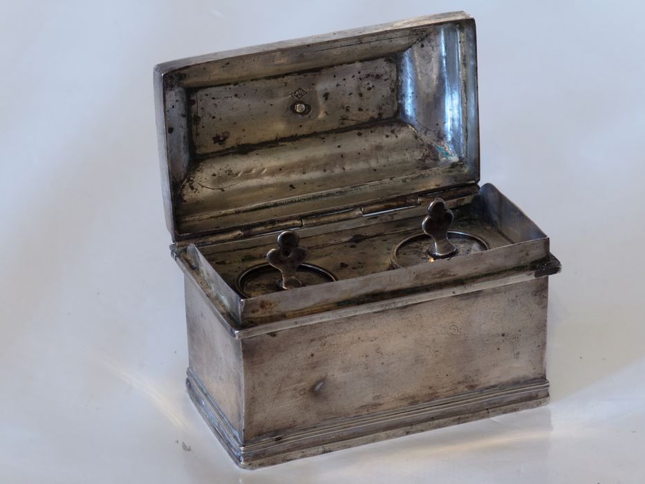 Coffret aux saintes huiles et ampoules aux saintes huiles : vue du coffret ouvert