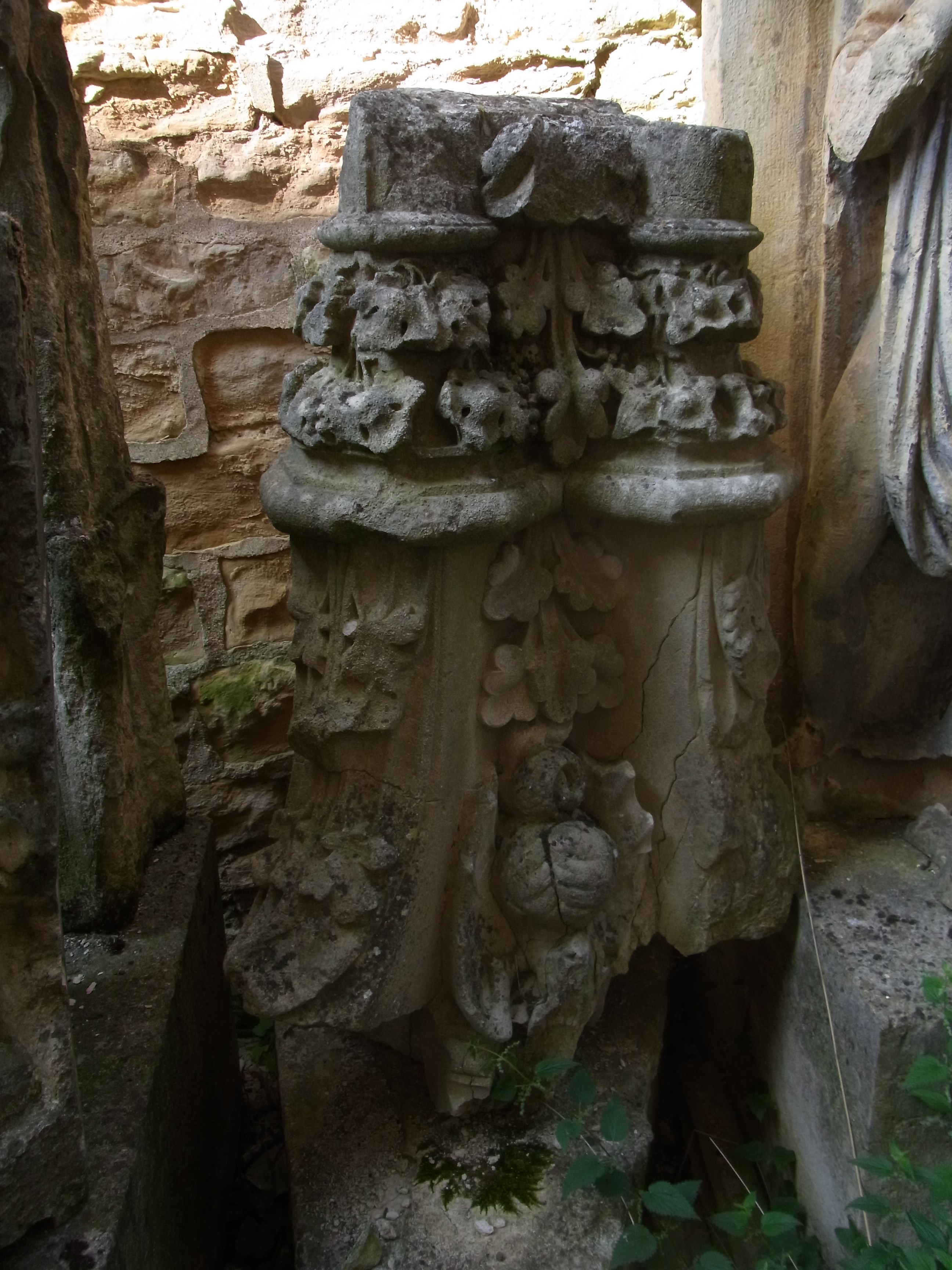 Chapiteau et départ de voûte de l'ancien ciborium