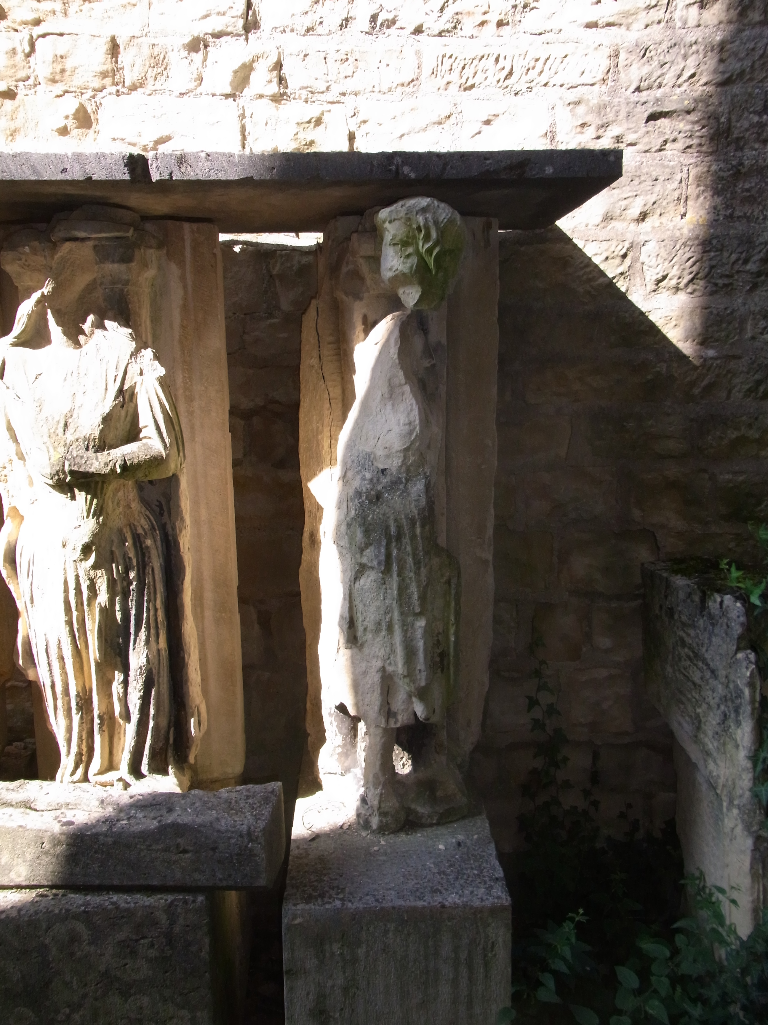 Fausse cariatide d'une baie haute de la cathédrale de Nevers