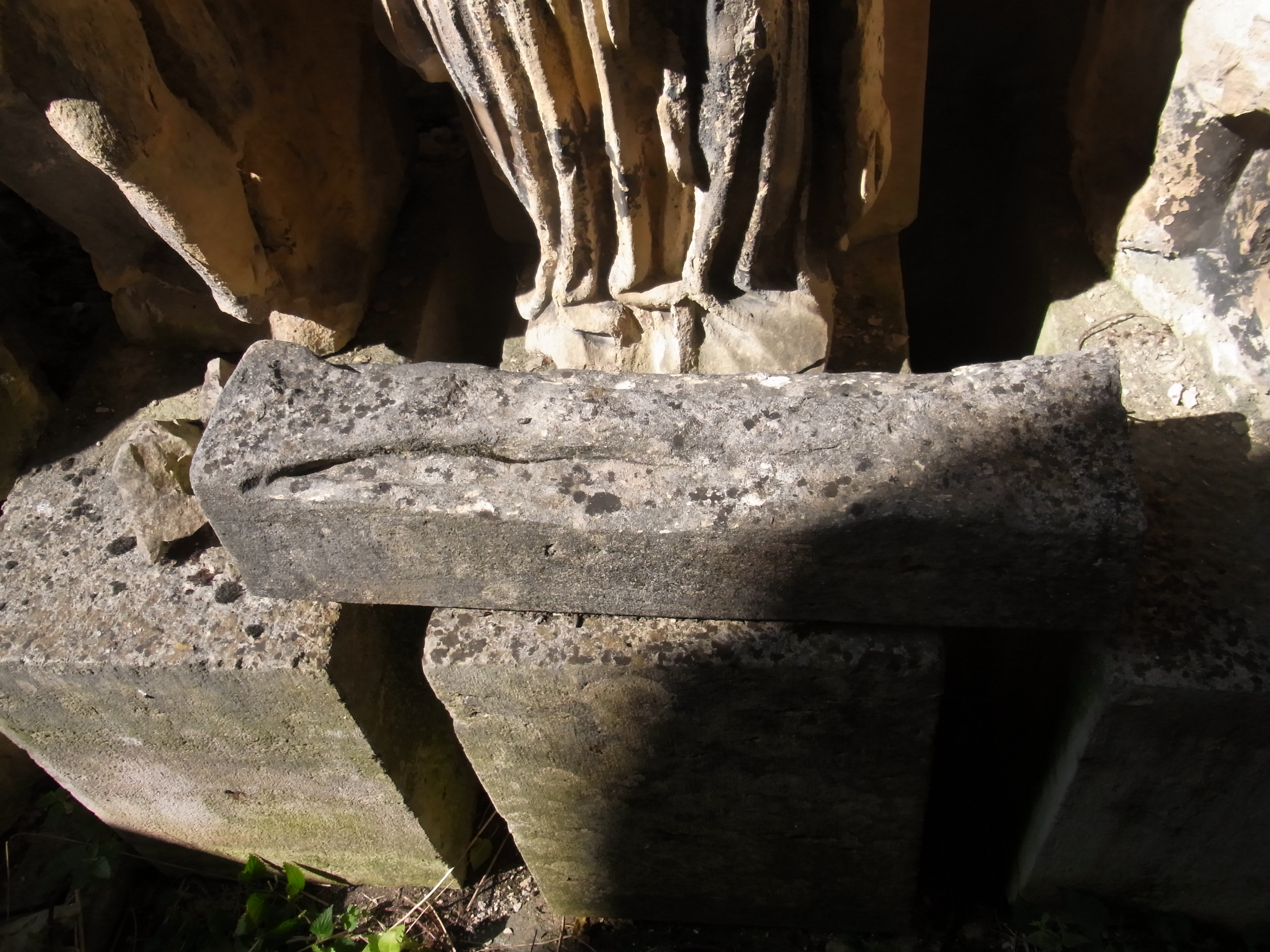 Bloc sculpté d'une colonnette adossée