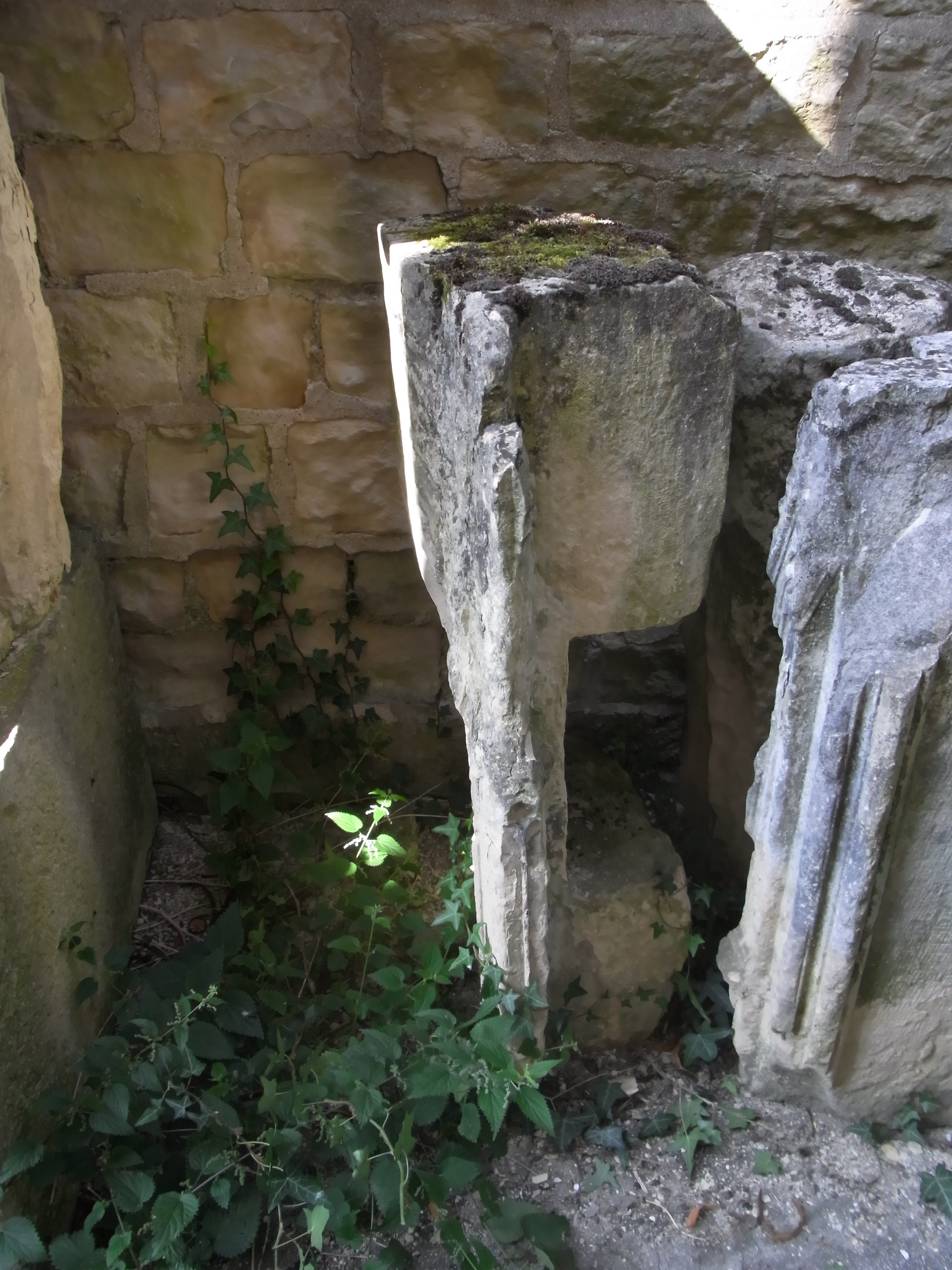 Bloc sculpté d'une arcature gothique