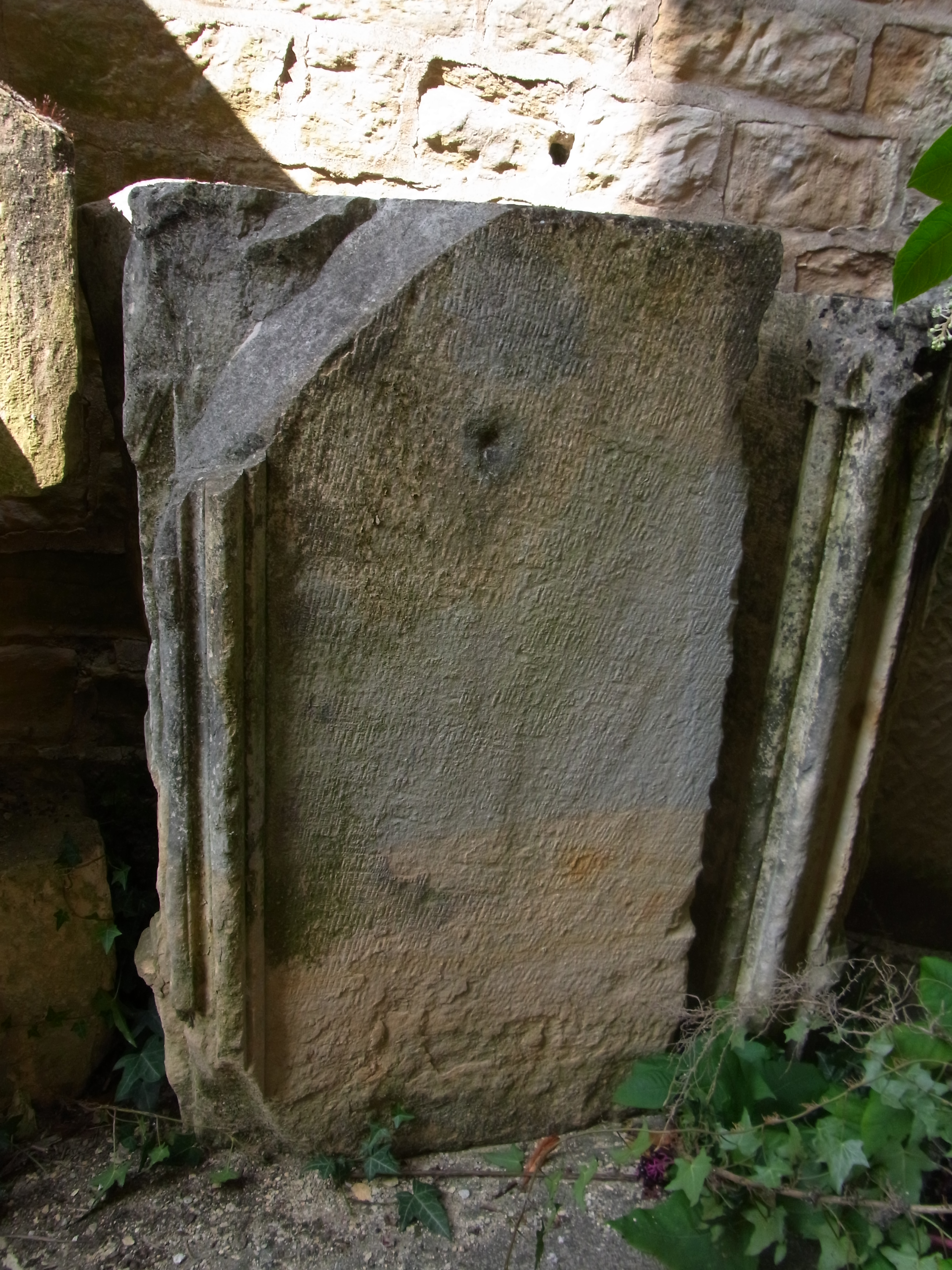 Deux blocs sculpté avec mouluration et décor d'arcature gothique