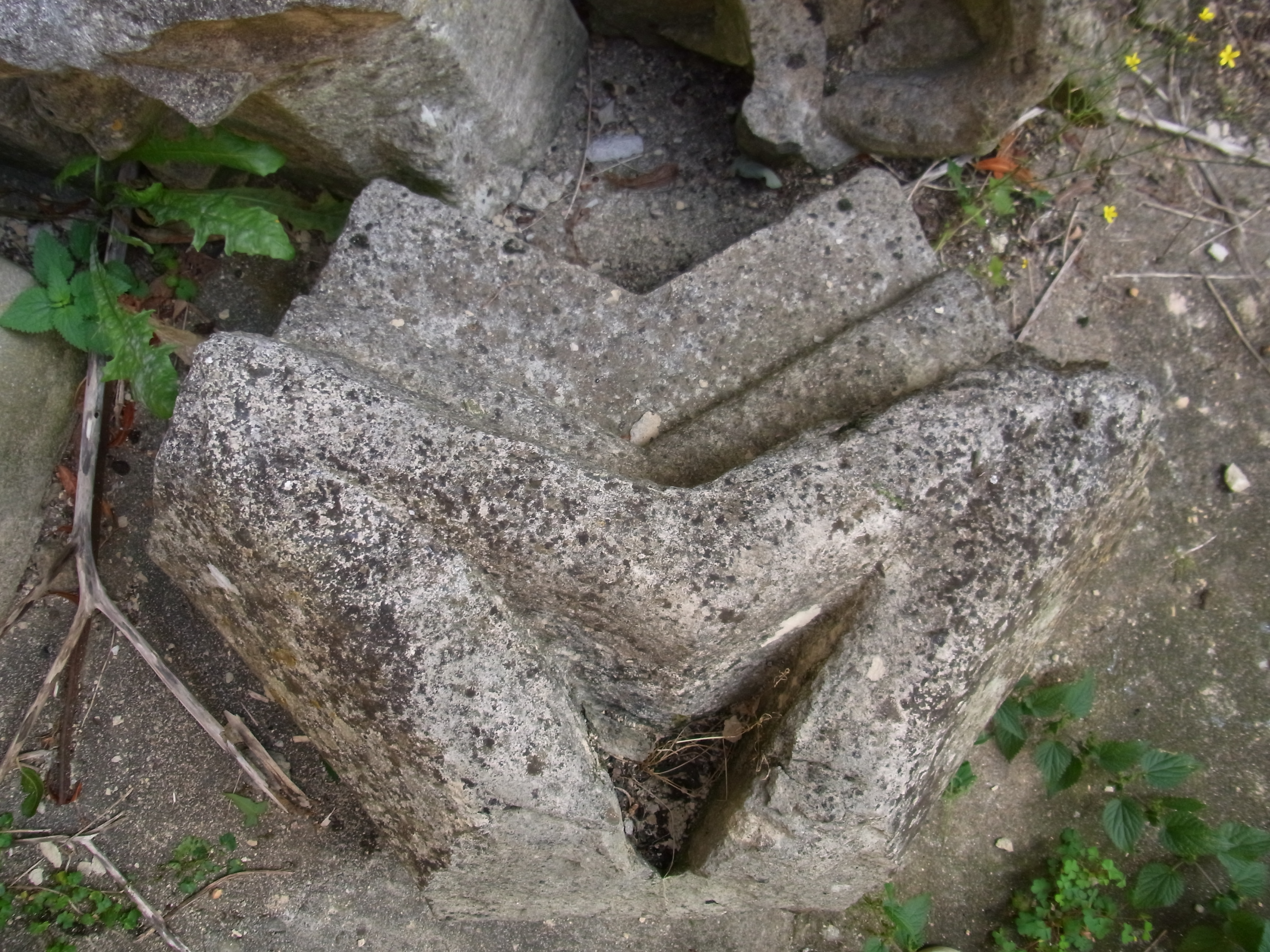 Bloc de pierre sculpté (départ de voûte ?)